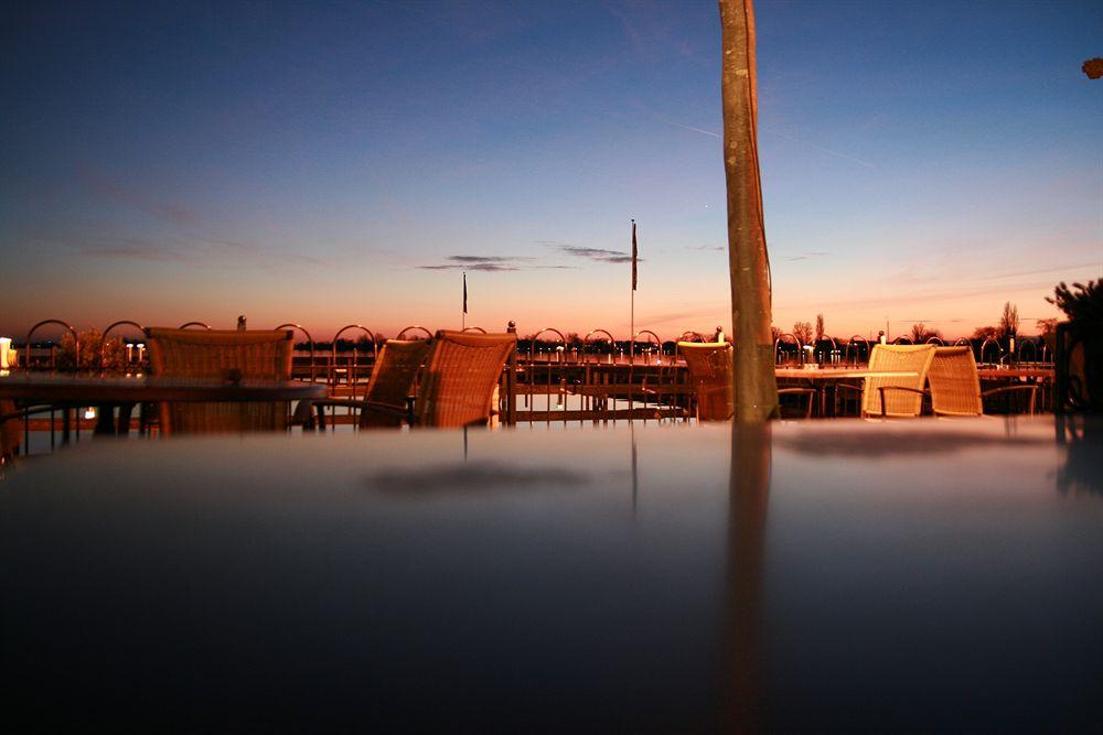 ホテル Golden Tulip Loosdrecht アムステルダム エクステリア 写真